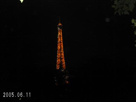 eiffel tower by night